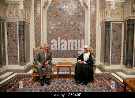 Le Prince de Galles a un auditoire avec le Sultan d'Oman Qaboos bin Said Al Saidat au palais du Sultan à Bayt al Baraka à Muscat, Oman. Banque D'Images