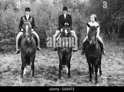 Trois des quatre filles de la reine Juliana et du prince Bernhard des pays-Bas sont à cheval à Grebbeberg. (l-r) la princesse Irene, 14 ans, la princesse Beatrix, 16 ans, et la princesse Margriet, 11. Banque D'Images