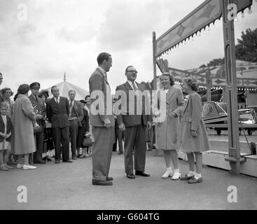 Les princesses néerlandaises Beatrix, 13 ans, et Irene, 11 ans, avec leur père le prince Bernhard (à gauche). Le major Leslie Joseph leur offre une visite des jardins du Festival of Britain Pleasure Gardens à Battersea Park, Londres. Banque D'Images