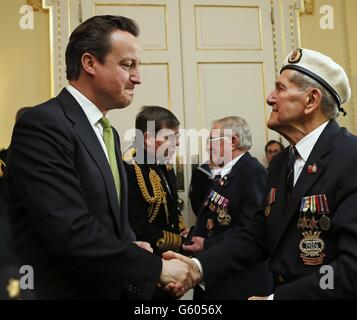 Le Premier ministre britannique David Cameron remet la médaille Arctic Star au vétéran de la Seconde Guerre mondiale Fred Jewett (à droite) à Downing Street, dans le centre de Londres. Banque D'Images