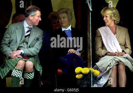 Le Prince de Galles avec son compagnon Camilla Parker Bowles (R) assis à côté de la Duchesse du Devonshire montres de la tente royale , les jeux des Highlands à Mey près de Wick en Écosse. Banque D'Images