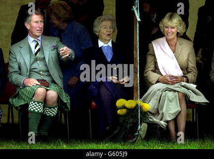 Le Prince de Galles avec sa compagne Camilla Parker Bowles (R) assis à côté de la Duchesse du Devonshire montres de la tente royale, les jeux des Highlands à Mey nr Wick en Écosse. Banque D'Images