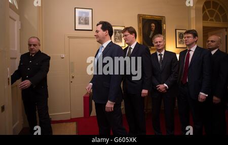 Chancelier de l'Échiquier George Osborne (au centre) et son équipe de trésorerie (3e gauche - droite) Secrétaire en chef du Trésor Danny Alexander, Secrétaire commercial du Trésor Lord Deighton, Secrétaire financier du Trésor Greg Clark,Et le Secrétariat économique au Trésor Sajid Javid se prépare à quitter No11 Downing Street pour que la Chambre des communes livre le budget de cette année. Banque D'Images