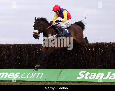 Hey Big Spender criblé par Joe Tizzard efface une clôture Pendant la Barbury International en soutien à Greatwood Veteranss' handicap Steeple Chase Banque D'Images