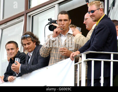 Le footballeur Dennis Wise (L) et le footballeur ont transformé l'acteur Vinnie Jones (avec cigare) à la coupe du Shergar de Blue Square à l'hippodrome Royal Ascot dans le Berkshire. Banque D'Images