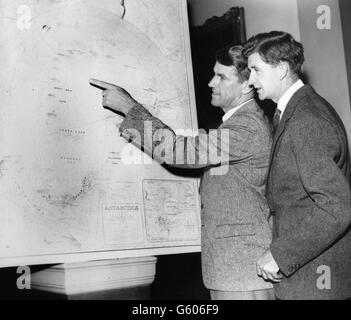 Sir Edmund Hillary (à gauche) et le photographe George Lowe au siège social de la Royal Geographical Society à Londres. Ils discutaient de leur rôle dans la prochaine expédition en Antarctique britannique, dirigée par le Dr Vivian Fuchs. Banque D'Images