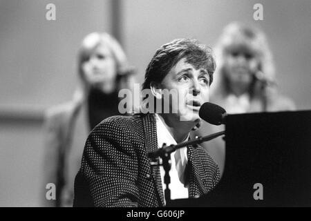 L'ancien Beatle Paul McCartney répète un spectacle de variété royale au Theatre Royal de Londres. Sa femme Linda a fourni des voix de soutien. Banque D'Images