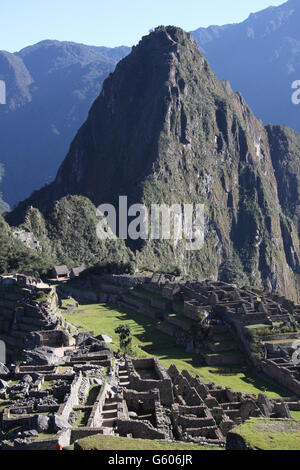 Machu Picchu en soleil matinal. Citadelle Inca perchée dans les Andes au Pérou Banque D'Images