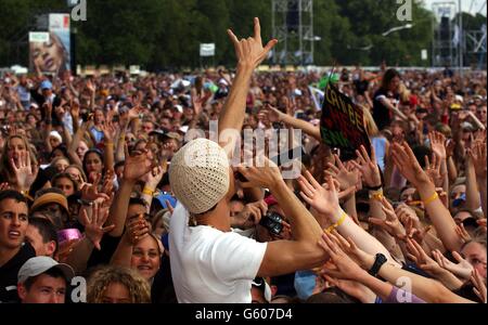 Enrique Iglesias, chanteur espagnol de pop, se présentant pendant la Capital radio Party de 95.8 dans le parc, à Hyde Park, Londres, en aide à la fondation Prince's Trust. Banque D'Images