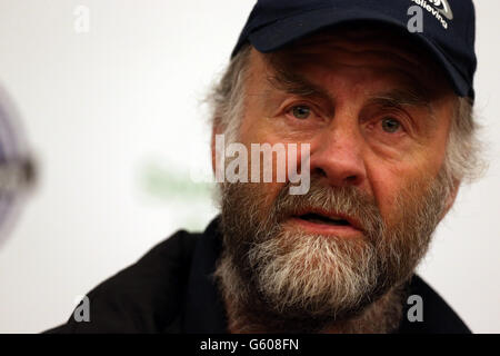 Sir Ranulph Fiennes s'adresse aux médias lors d'une conférence de presse à l'hôtel Sofitel de l'aéroport d'Heathrow, Londres, après avoir été contraint de quitter une expédition dans l'Antarctique à cause de gelures. Banque D'Images