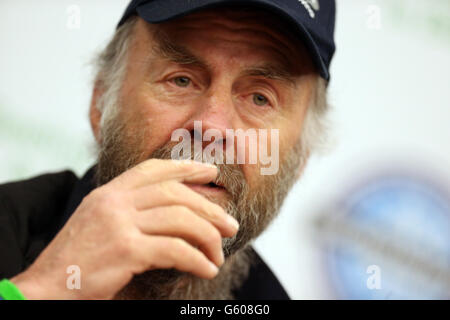 Sir Ranulph Fiennes s'adresse aux médias lors d'une conférence de presse à l'hôtel Sofitel de l'aéroport d'Heathrow, Londres, après avoir été contraint de quitter une expédition dans l'Antarctique à cause de gelures. Banque D'Images