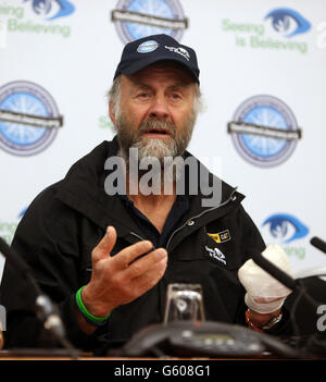 Sir Ranulph Fiennes s'adresse aux médias lors d'une conférence de presse à l'hôtel Sofitel de l'aéroport d'Heathrow, Londres, après avoir été contraint de quitter une expédition dans l'Antarctique à cause de gelures. Banque D'Images