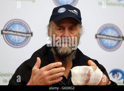 Sir Ranulph Fiennes a une main bandiée alors qu'il parle aux médias lors d'une conférence de presse à l'hôtel Sofitel de l'aéroport d'Heathrow, Londres, après avoir été contraint de se retirer d'une expédition dans l'Antarctique à cause de gelures. Banque D'Images