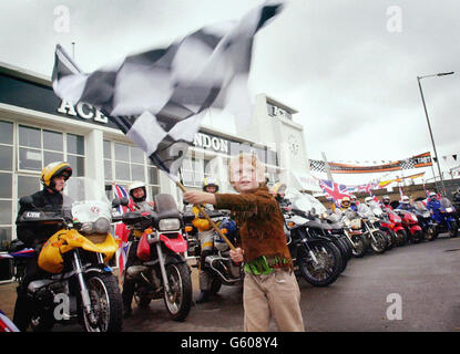 Willow Sanders, fils de Nick Sanders, organisateur de course de motos du monde entier, dénombre ses concurrents lors de la première course de motos du monde entier à Ace café dans le nord de Londres. Parmi les coureurs qui participent à l'événement de 25,000 miles, on compte un chirurgien oculaire, un jeune de 65 ans et un postier. Couvrant 20 pays, cinq déserts et quatre continents, les 24 concurrents seront sur la route pendant 95 jours. L'événement permettra de recueillir plus de 100,000 000 personnes pour des organismes de bienfaisance, dont des épargnants de vue, le Fonds pour la méningite et pour les groupes Alzheimer. Banque D'Images