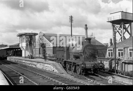 L'ancienne ville de Dublin Junction Railway liée Amiens Street et Westland Row. Ici Classe J15B No.717... Banque D'Images