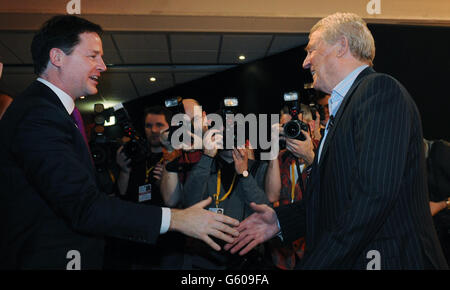 Lord Ashdown, ancien chef libéral démocrate, et Nick Clegg, vice-premier ministre et chef libéral démocrate, lors de la conférence de printemps des libéraux démocrates au Hilton Brighton Metropole. Banque D'Images