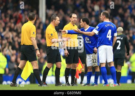 Soccer - coupe FA - quart de finale - Everton contre Wigan Athletic - Goodison Park.Steven Pienaar d'Everton (deuxième à droite) et Darron Gibson affrontent l'arbitre Kevin Friend (deuxième à gauche) après le coup de sifflet final Banque D'Images