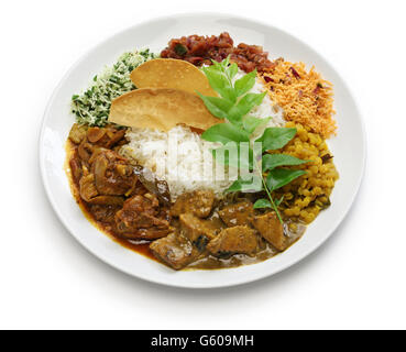 Riz au Curry du Sri Lanka et plat isolé sur fond blanc Banque D'Images