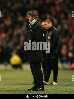 Roberto Mancini, directeur de Manchester City, et David Flitcroft, directeur de Barnsley (à droite) observez leurs côtés sur la ligne de contact Banque D'Images