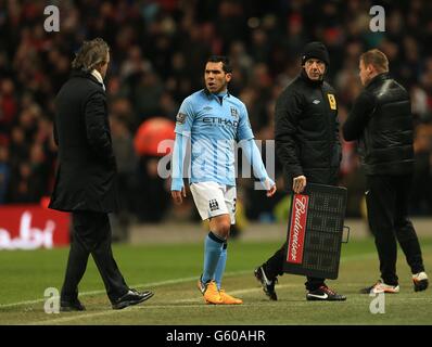 Football - FA Cup - quart de finale - Manchester City / Barnsley - Etihad Stadium.Roberto Mancini (à gauche), le directeur de Manchester City, échange des mots avec le joueur Carlos Tevez (au centre), car il est remplacé hors du terrain Banque D'Images