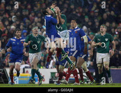 Rob Kearney, en Irlande, et Morgan Parra, en France, sautent pour le match des six Nations du RBS au stade Aviva, à Dublin, en Irlande. Banque D'Images