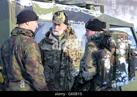 Le Prince Michael de Kent le Commodore-en-chef de la Réserve maritime rencontre des réservistes de la Marine royale, tandis que les troupes participent à l'exercice de la mi-printemps 2013, qui met l'accent sur la survie par temps froid et l'entraînement de guerre des réservistes de la Royal Marines Commando dans la chaîne de montagnes près de Porsanger Garrison, près de Lakselv, en Norvège. Banque D'Images