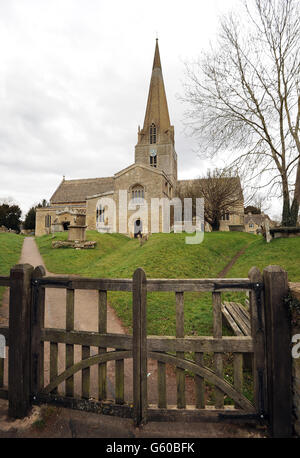 Vue générale de l'église St Marys dans le village de Bampton dans l'Oxfordshire qui est transféré à Saint Michael de tous les Anges lorsque Bampton est changé en village fictif de Downton quelques semaines par an quand le tournage a lieu. Banque D'Images