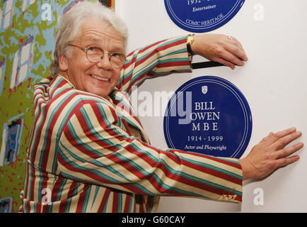 Tom Owen, fils de Bill Owen, à l'occasion du dévoilement d'une plaque bleue de la Heritage Foundation en l'honneur du regretté acteur Bill Owen MBE, qui a joué dans la longue émission télévisée de la BBC, Last of the Summer Wine, au centre de télévision de la BBC à Wood Lane, à l'ouest de Londres. Banque D'Images