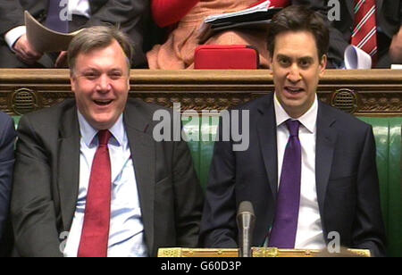 Le chef du parti travailliste, Ed Miliband, et le chancelier adjoint, Ed Balls, réagissent lors des questions du premier ministre à la Chambre des communes, à Londres. Banque D'Images