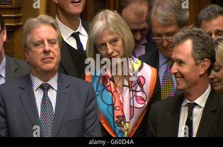 Theresa May, la secrétaire d'État, regarde le chef du parti travailliste Ed Miliband parler pendant les questions du premier ministre à la Chambre des communes, à Londres. Banque D'Images