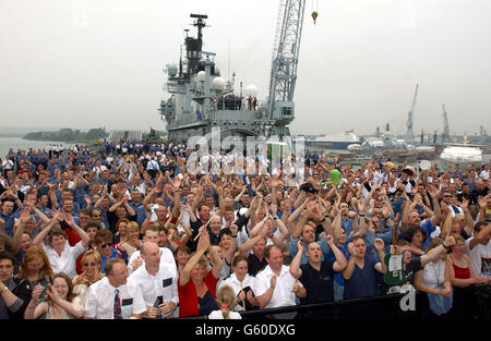 La foule regarde le statu quo jouer sur le HMS Ark Royal à Portsmouth.Le groupe a organisé un concert pour les fans et les marins afin de promouvoir leur nouvel album Heavy Traffic. Banque D'Images