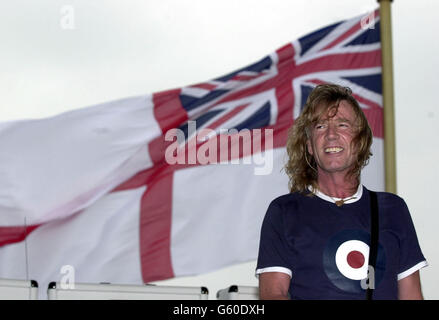 Rick Parfitt du statu quo avant de jouer sur le HMS Ark Royal à Portsmouth. Le groupe a organisé un concert pour les fans et les marins afin de promouvoir leur nouvel album Heavy Traffic. Banque D'Images