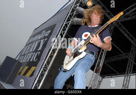 Rick Parfitt du statu quo joue pour les fans et les marins à bord du HMS Ark Royal à Portsmouth. Le groupe a organisé le concert pour promouvoir son nouvel album Heavy Traffic. Banque D'Images