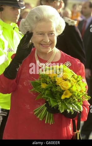 La Reine déferle devant la foule de bien-être, devant le nouveau centre de glace de Nottingham, où elle et le duc d'Édimbourg ont visité le site dans le cadre de sa tournée du jubilé d'or. Banque D'Images