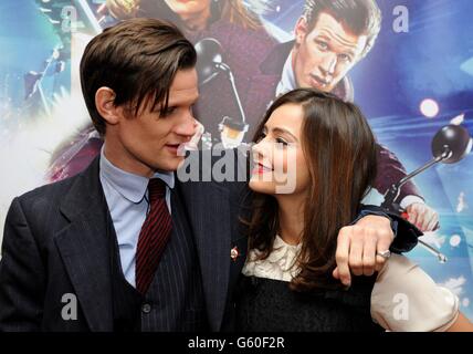 Matt Smith (à gauche) et Jenna-Louise Coleman lors d'une séance photo lors d'une projection de presse du tout nouvel épisode Doctor Who. Banque D'Images