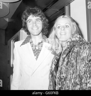 David Essex avec son épouse Maureen au cinéma ABC 2, Shaftesbury Avenue, pour la première mondiale de gala de cette journée, dans laquelle il est vedette. Banque D'Images