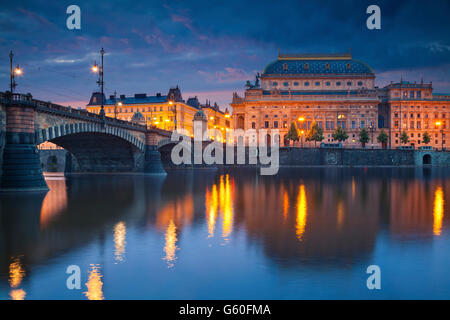 Prague. image de Riverside Prague avec la réflexion de la ville de Prague et théâtre national. Banque D'Images