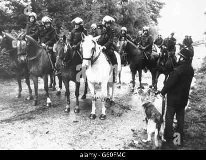 Protestation - Conflit des mineurs en conflit avec la police - NUM 6 000 manifestants - Maltby Colliery Banque D'Images