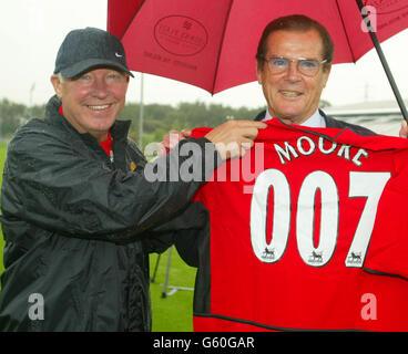 Sir Alex Ferguson & Roger Moore - UNICEF UK Banque D'Images