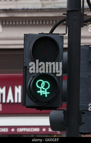 Les feux de circulation piétonne de la diversité l'appui de l'Orgueil, symbole de la marche verte a été remplacée par l'une ou l'autre des symboles liés au genre vert ou d'un nouvel "Holding Hands' design. Banque D'Images