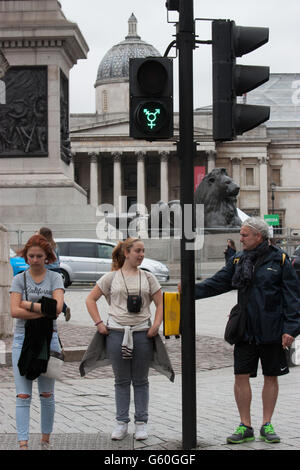 Les feux de circulation piétonne de la diversité l'appui de l'Orgueil, symbole de la marche verte a été remplacée par l'une ou l'autre des symboles liés au genre vert ou d'un nouvel "Holding Hands' design. Banque D'Images