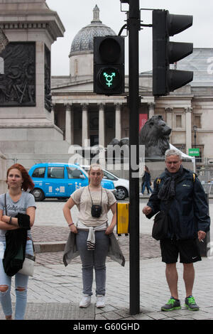 Les feux de circulation piétonne de la diversité l'appui de l'Orgueil, symbole de la marche verte a été remplacée par l'une ou l'autre des symboles liés au genre vert ou d'un nouvel "Holding Hands' design. Banque D'Images