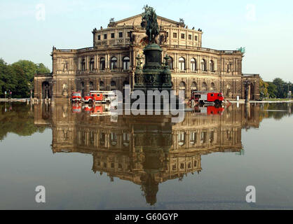 Semper Opéra frappé par les inondations à Dresde, dans le sud de l'Allemagne. Banque D'Images