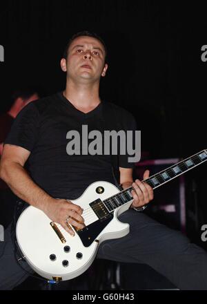 Le groupe de rock galloise Manic Street Preachers se présentant sur la scène NME, le premier jour du festival de musique V2002 à Hylands Park, Chelmsford. Banque D'Images