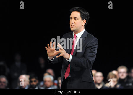 Ed Miliband, leader syndical, prononce un discours lors du Forum des politiques du peuple à la CPI de Birmingham. Banque D'Images