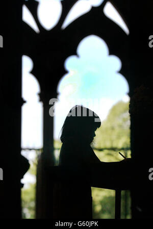 Megan Gisborne, cinq ans, signe ce matin un livre de condoléances à la cathédrale d'Ely pour les deux enfants de dix ans, Holly Wells et son amie Jessica Chapman, de Soham, Cambridgeshire. Banque D'Images