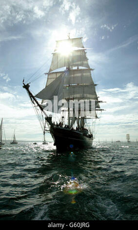 La place hollandaise Stad Amsterdam pendant le défilé de voile dans le Solent au large de Portsmouth. Une flotte de 65 voiliers a été assemblée dans le chantier naval historique célébrant le point culminant de la course des grands voiliers Cutty Sark 2002 depuis jeudi. *de nombreux navires de 15 pays concurrents sont des navires de formation transportant des jeunes sur le voyage d'une vie qui a commencé à Alicante, Espagne au début du mois de juillet. Banque D'Images