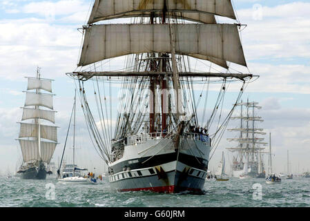 Le navire d'entraînement britannique Stavros S Niarchos mène le défilé de voile dans le Solent au large de Portsmouth. Une flotte de 65 voiliers a été assemblée dans le chantier naval historique célébrant le point culminant de la course des grands voiliers Cutty Sark 2002 depuis jeudi. *de nombreux navires de 15 pays concurrents sont des navires de formation transportant des jeunes sur le voyage d'une vie qui a commencé à Alicante, Espagne au début du mois de juillet. Banque D'Images