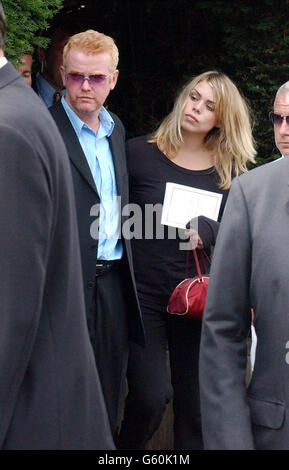 Chris Evans (au centre à gauche), personnalité de la télévision, et son épouse de popstar, Billie Piper (au centre à droite) assistent aux funérailles de son ami James Ward, à Hascombe, dans le Surrey, qui est mort dans un accident de voile. Banque D'Images