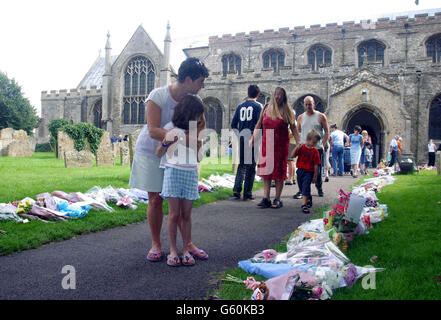 Les gens jettent des fleurs et prient à l'église St. Andrews, Soham, Cambs, pour les filles d'école assassinées Holly Wells et Jessica Chapman. Banque D'Images